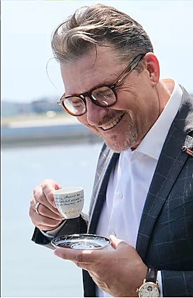 Hardy Krüger mit Brille bei einer Kaffeepause