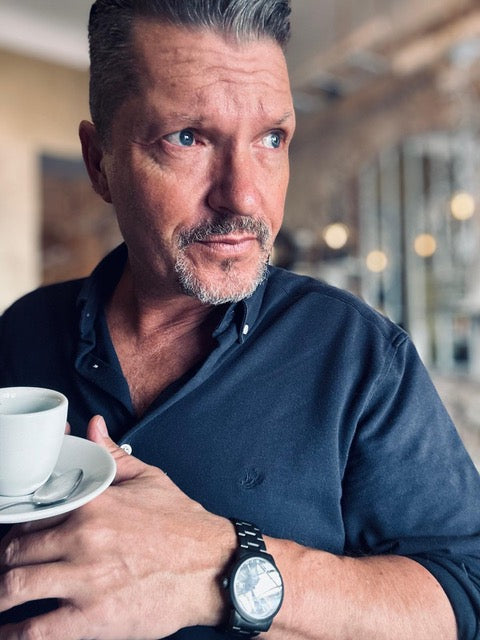 Hardy Krüger bei einer Kaffeepause