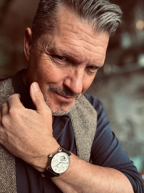 Hardy Krüger in einem persönlichen Moment mit KIENZLE Uhr