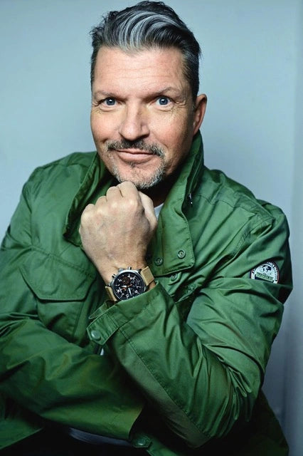 Hardy Krüger im grünen Hemd mit seiner KIENZLE Uhr