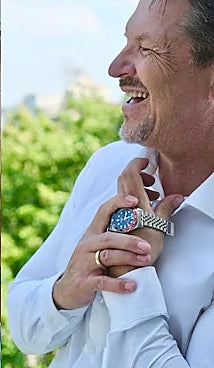 Hardy Krüger lachend im Freien