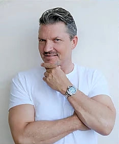 Hardy Krüger lächelnd mit einer KIENZLE Uhr