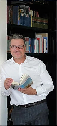 Hardy Krüger mit einem Buch